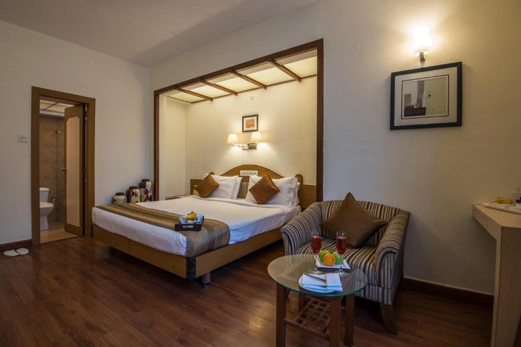 Postel nebo postele na pokoji v ubytování Hotel Park Central Koregaon Park