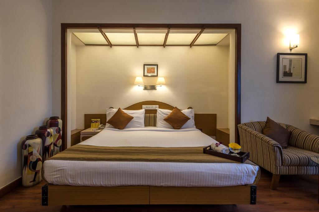 Postel nebo postele na pokoji v ubytování Hotel Park Central Koregaon Park