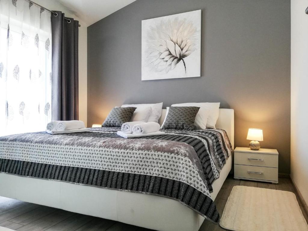 Ένα ή περισσότερα κρεβάτια σε δωμάτιο στο Apartment Sara