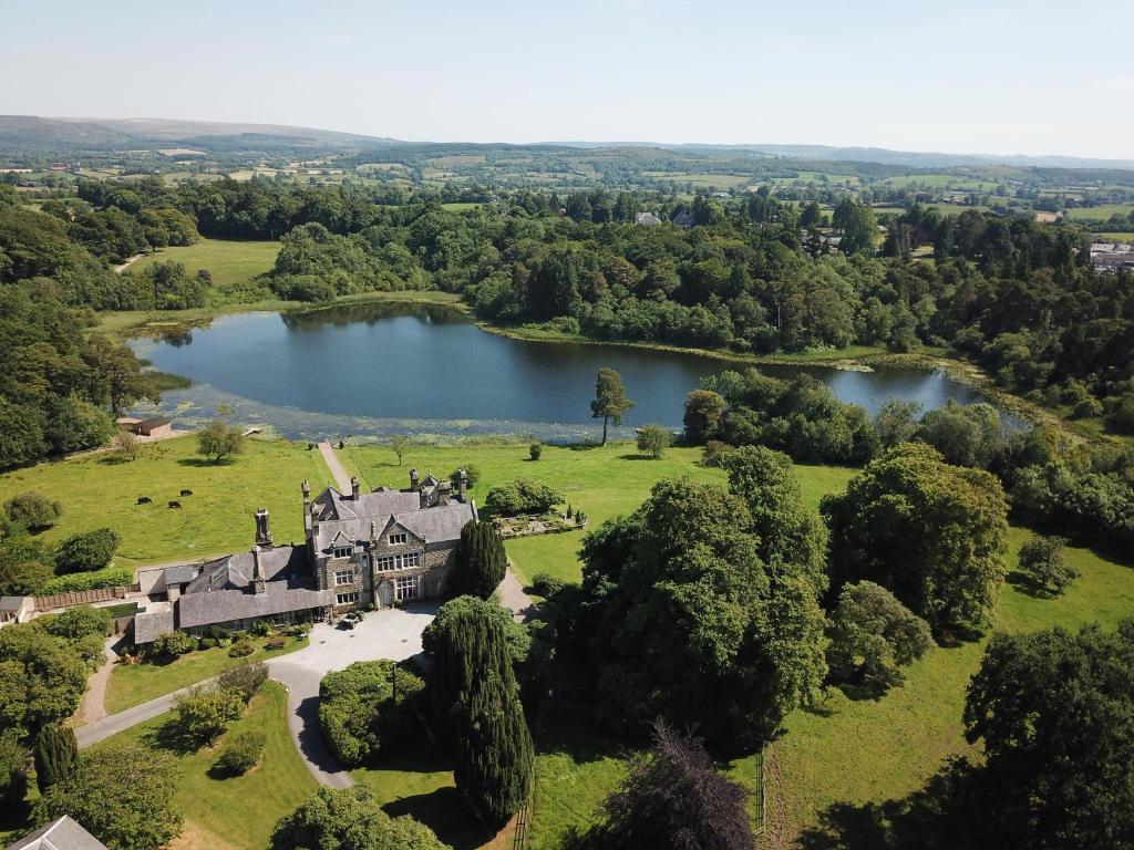 uma vista aérea de uma casa com um lago em Blessingbourne Cottages & Apartments em Fivemiletown