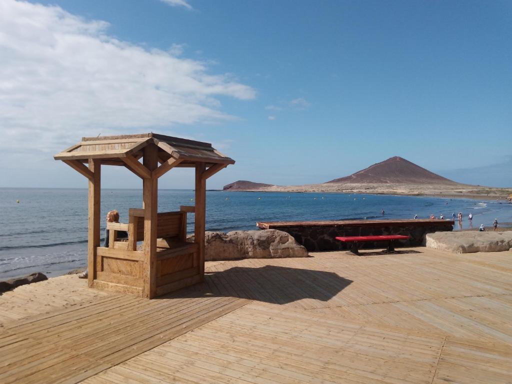 altana siedząca na plaży z oceanem w obiekcie Almi Cabezo appartamento con terrazza El Médano w mieście El Médano