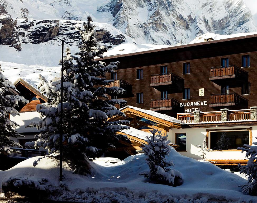 ein Hotel in den Bergen im Schnee in der Unterkunft Hotel Bucaneve in Breuil-Cervinia