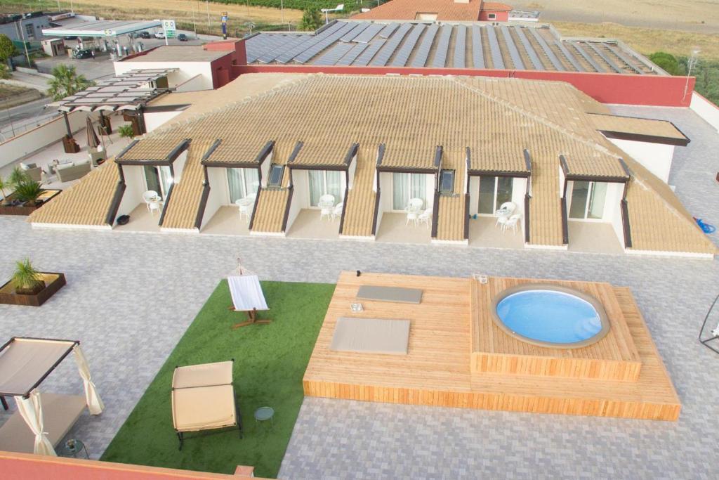 una ricostruzione di un edificio con piscina di Attico a Canicattì