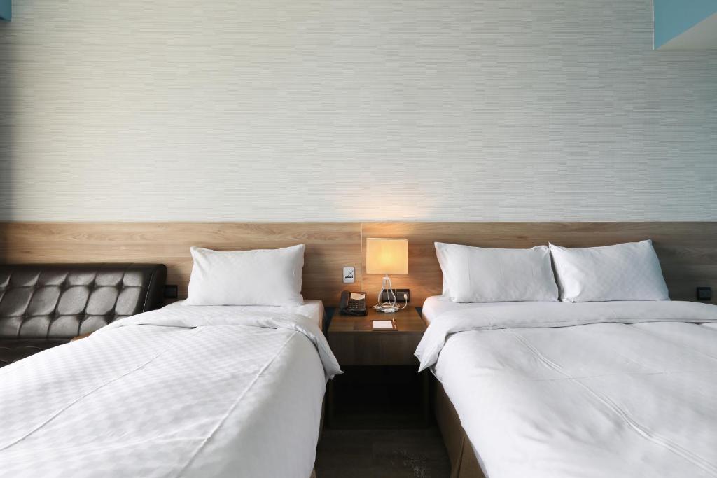 Postel nebo postele na pokoji v ubytování KUN Hotel