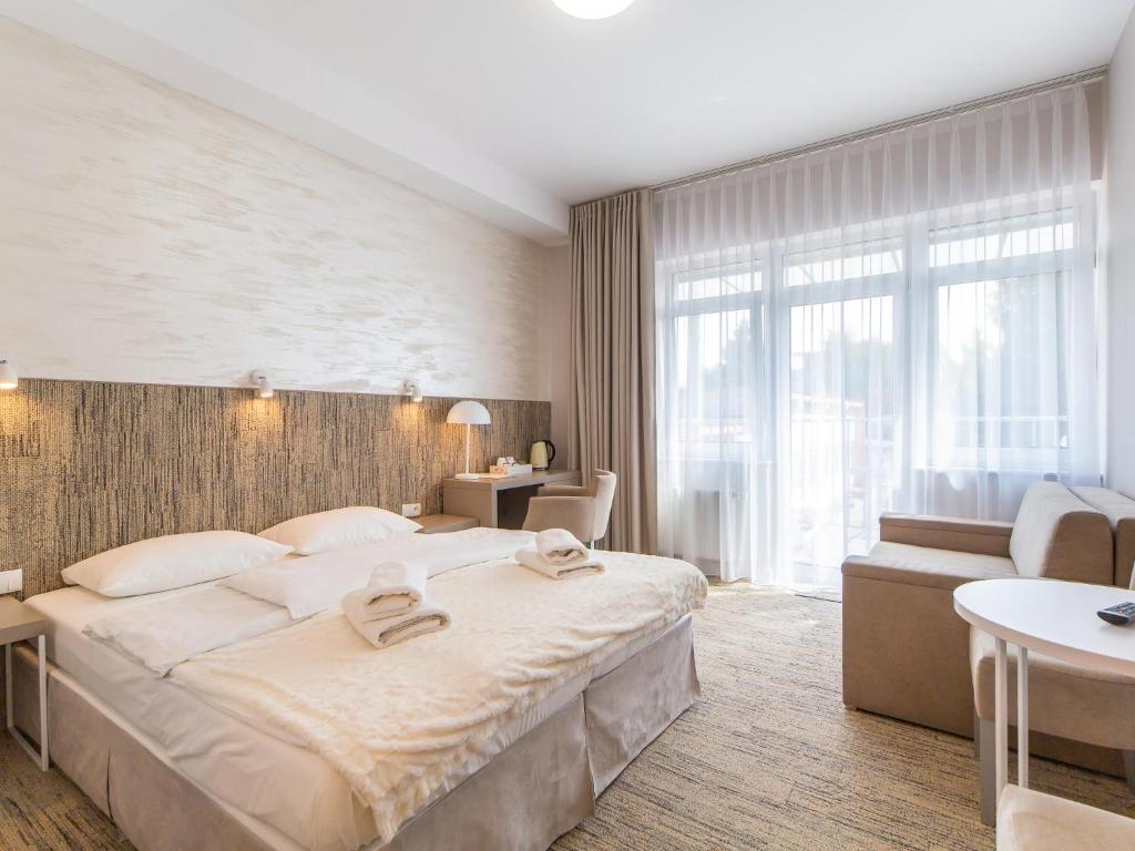 1 dormitorio con cama grande y ventana grande en Ośrodek Wypoczynkowy Wiga, en Kołobrzeg