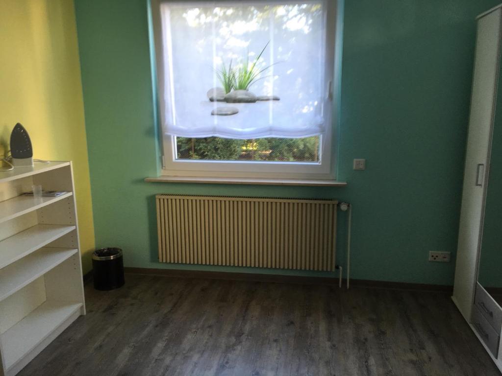 a room with a window with a plant in it at Ferienwohnung Pfeifer in Friedrichsdorf