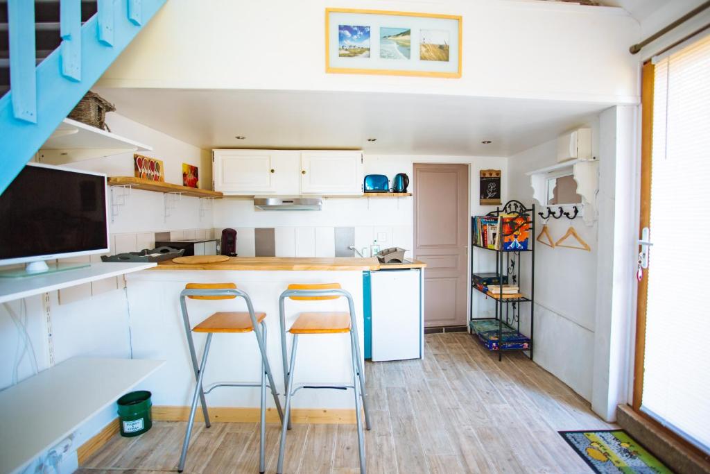 Kuchyň nebo kuchyňský kout v ubytování Ma Maison De Poupée