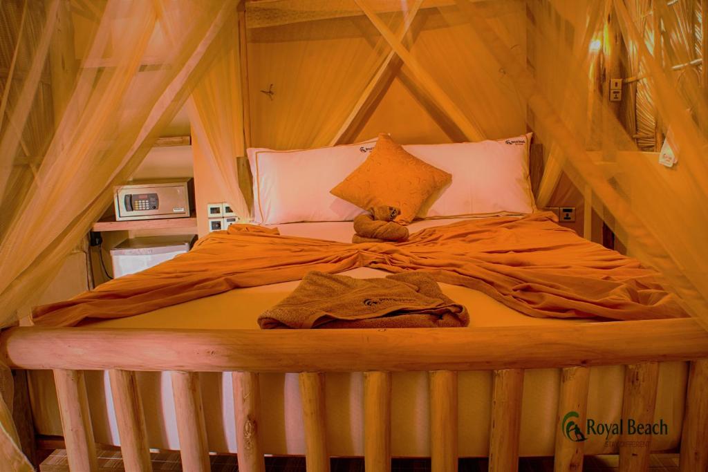 Postel nebo postele na pokoji v ubytování Royal Beach
