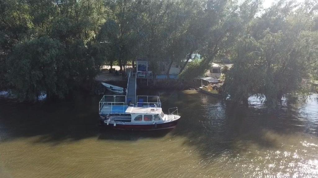 Výhled na řeku, která protéká v blízkosti penzionu