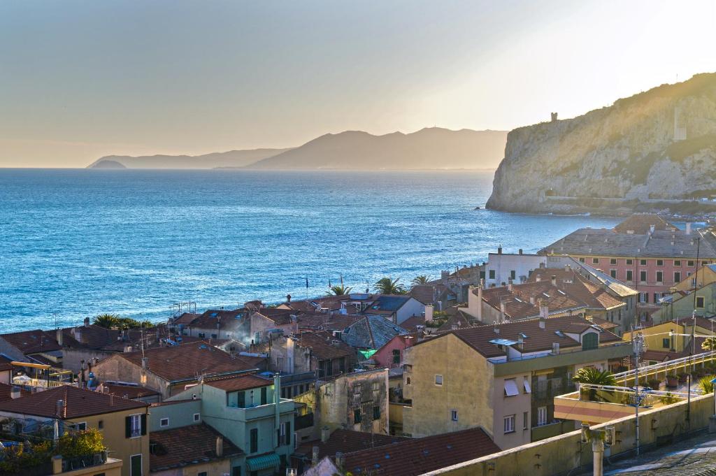 mit Stadt- und Meerblick in der Unterkunft Hotel Deutsche Familien in Finale Ligure