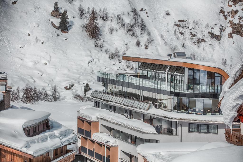 a large building with a ski lift on top of it at Josl Mountain Lounging Hotel das Erwachsenenhotel in Obergurgl