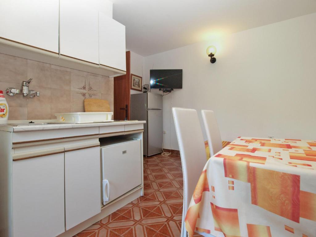 Kuchnia lub aneks kuchenny w obiekcie Apartments Kamenjak