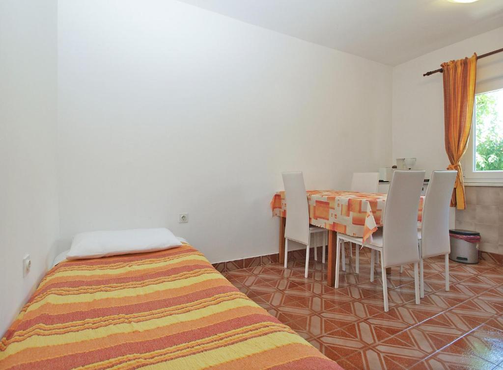 Łóżko lub łóżka w pokoju w obiekcie Apartments Kamenjak
