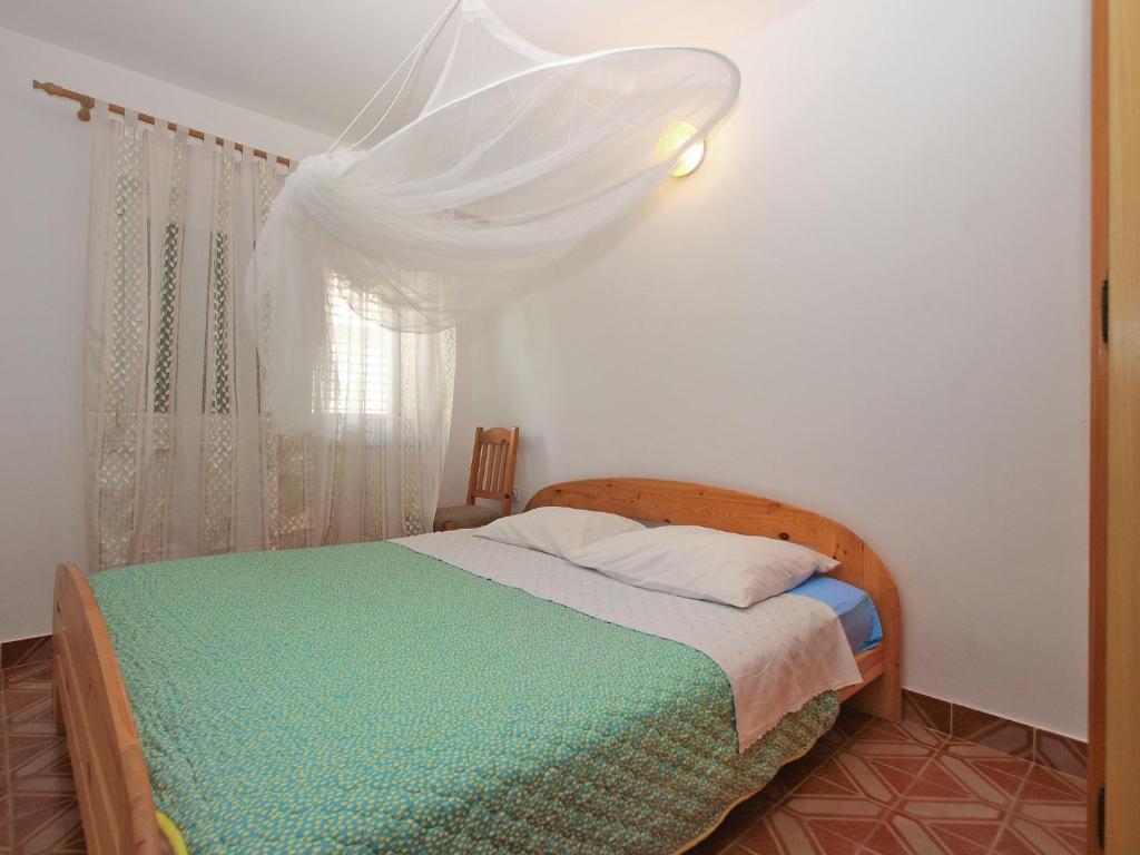 Łóżko lub łóżka w pokoju w obiekcie Apartments Kamenjak
