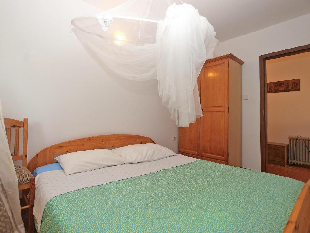 Łóżko lub łóżka w pokoju w obiekcie Apartments Kamenjak