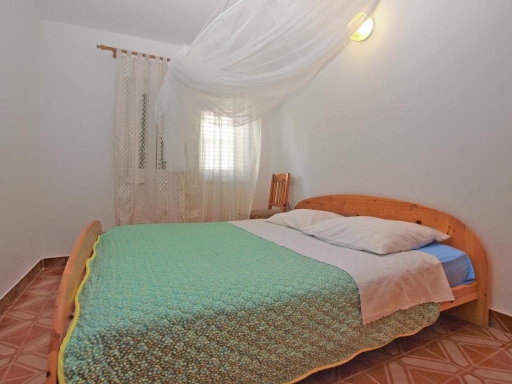 Łóżko lub łóżka w pokoju w obiekcie Apartments Kamenjak