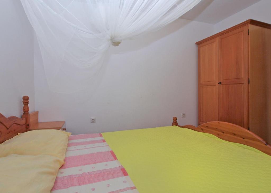 Łóżko lub łóżka w pokoju w obiekcie Apartments Kamenjak