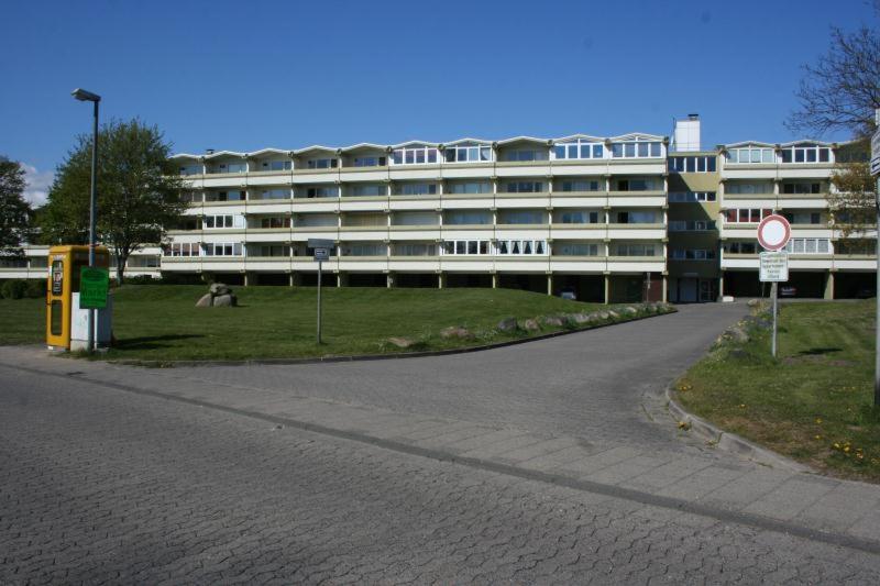 ブラズィリアンにあるFerienwohnung L217 für 2-4 Personen an der Ostseeの大きな建物前の空き道