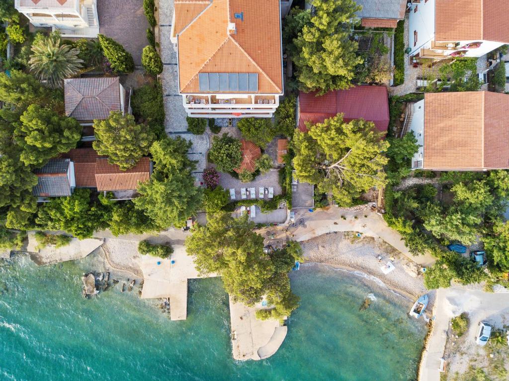 eine Luftansicht eines Hauses neben dem Wasser in der Unterkunft Villa Vicko in Starigrad-Paklenica