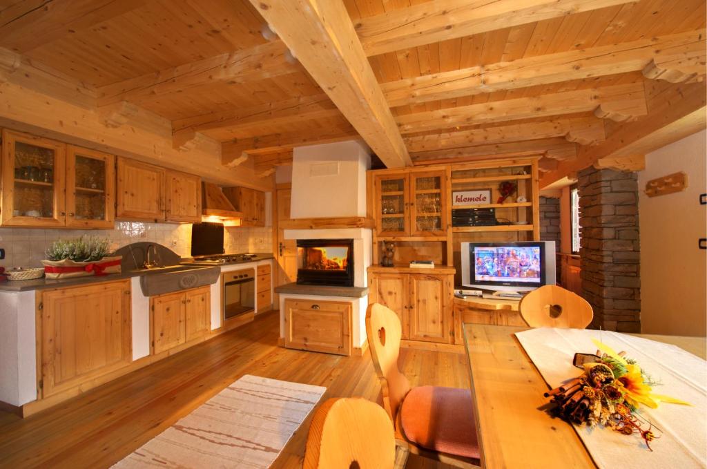 Kuchyň nebo kuchyňský kout v ubytování Haus Khlemele