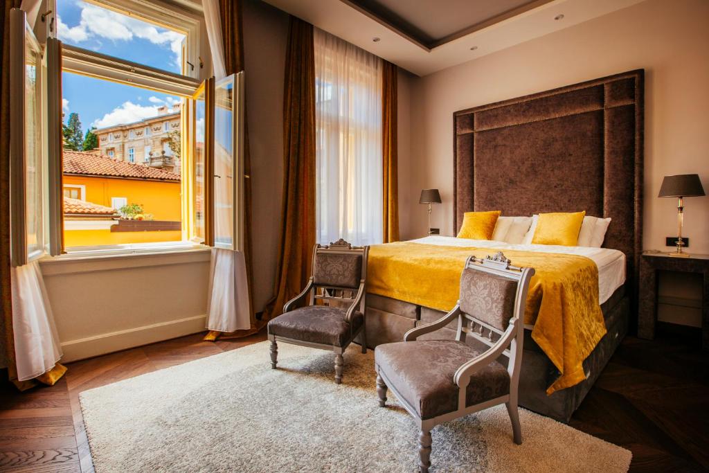 um quarto com uma cama grande e uma janela grande em Premium Apartments Villa Herkules em Opatija