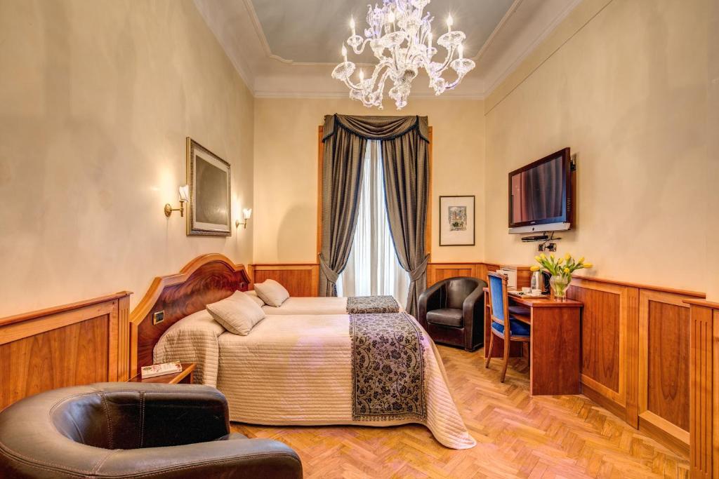 Televízia a/alebo spoločenská miestnosť v ubytovaní Relais Conte Di Cavour De Luxe