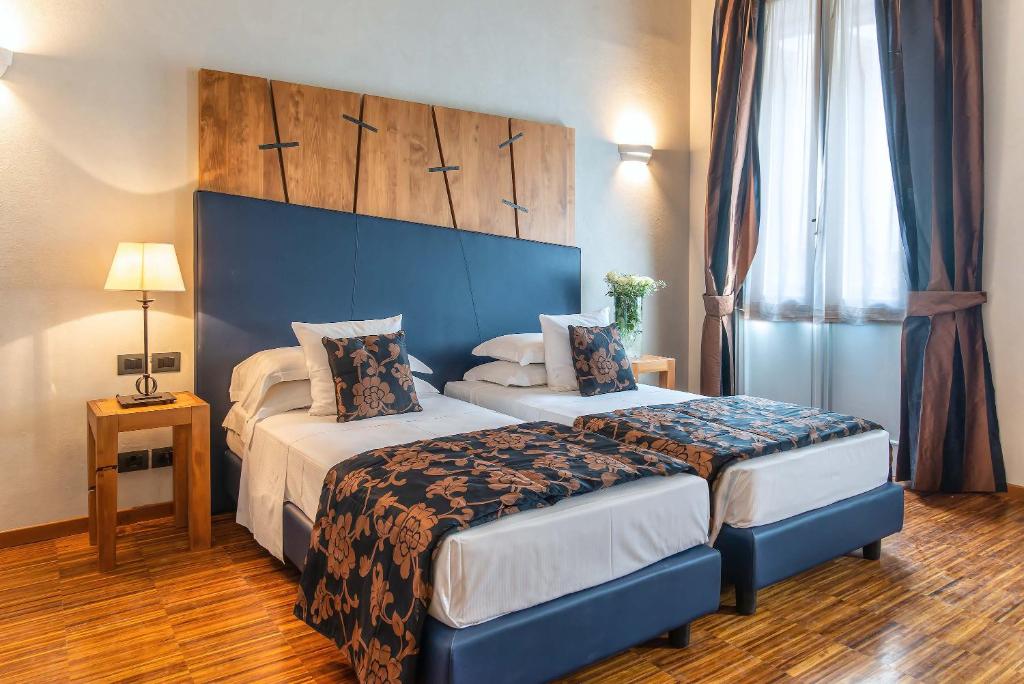Postel nebo postele na pokoji v ubytování The Code Hotel