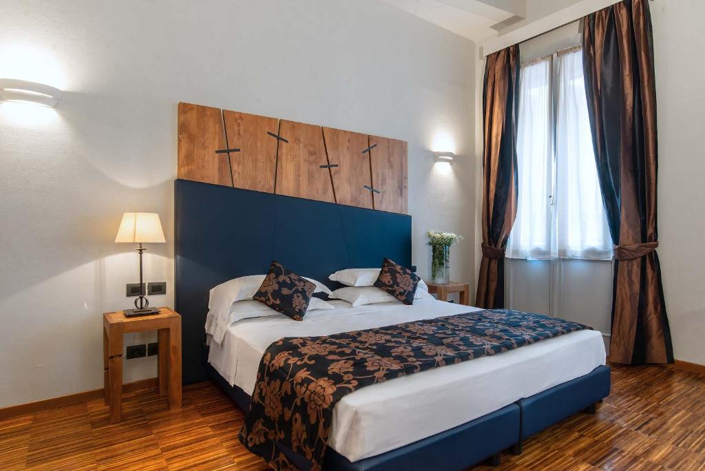 Postel nebo postele na pokoji v ubytování The Code Hotel