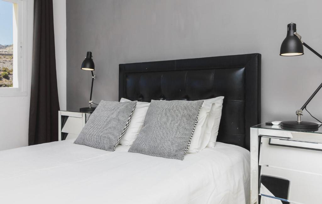 Łóżko lub łóżka w pokoju w obiekcie Jacuzzi Rooftop Bbq Wifi Pool Music Netflix Games
