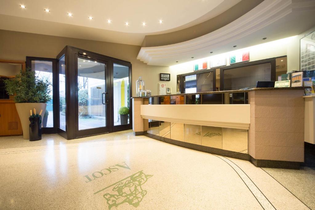 Televízia a/alebo spoločenská miestnosť v ubytovaní Hotel Motel Ascot