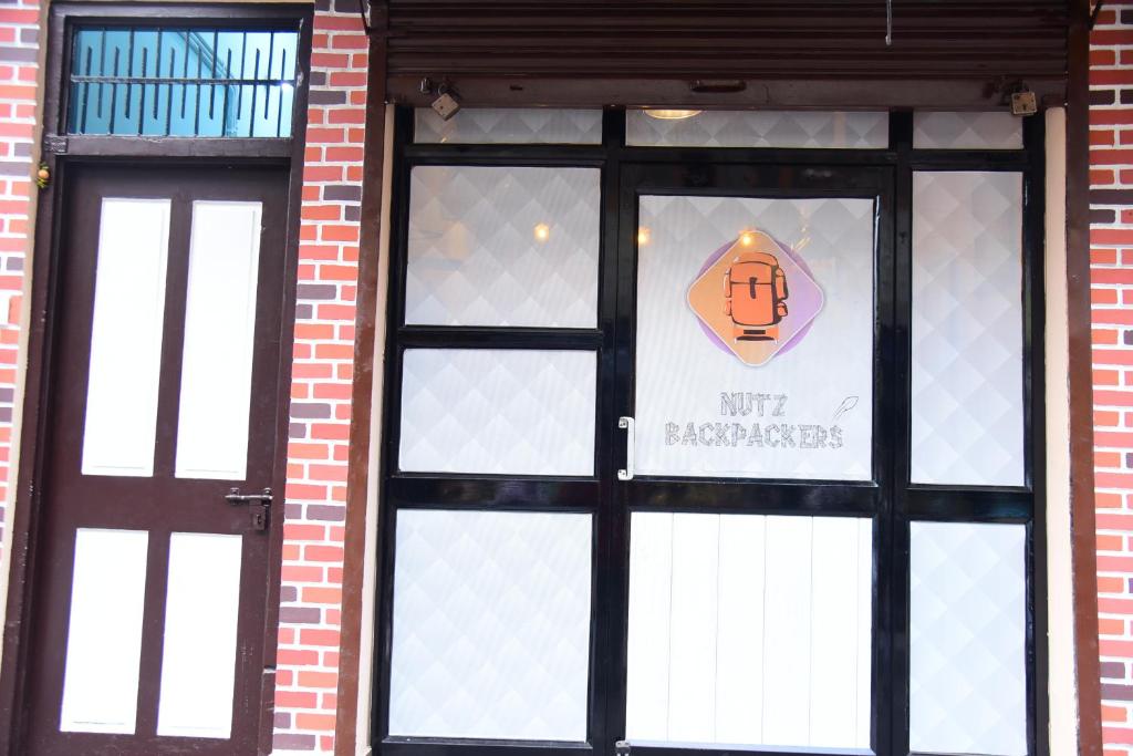 Certifikát, hodnocení, plakát nebo jiný dokument vystavený v ubytování Nutz Backpackers