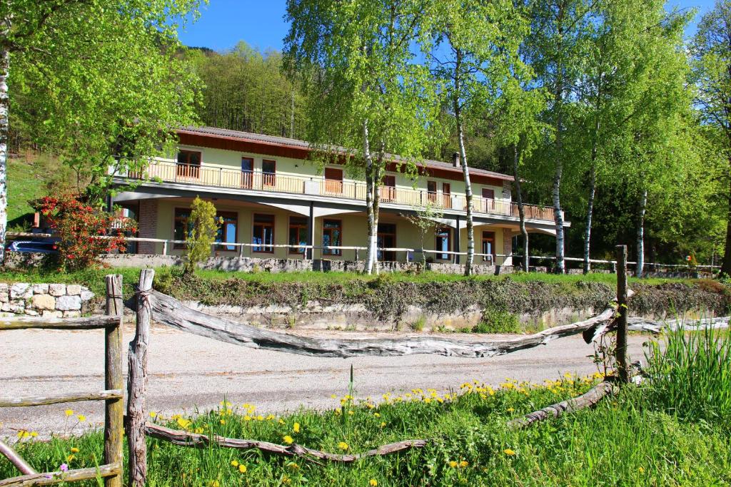 una casa con una valla delante de ella en Damarco Alloggio Turistico Locanda, en Schio