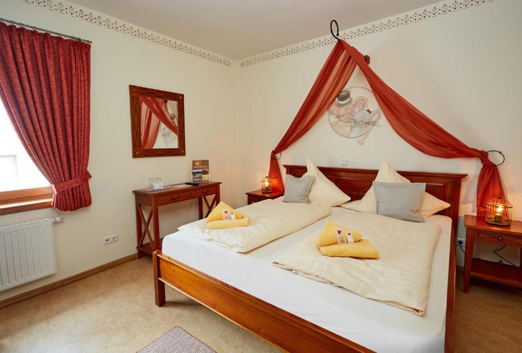 Postel nebo postele na pokoji v ubytování Hotel Am Eifelsteig