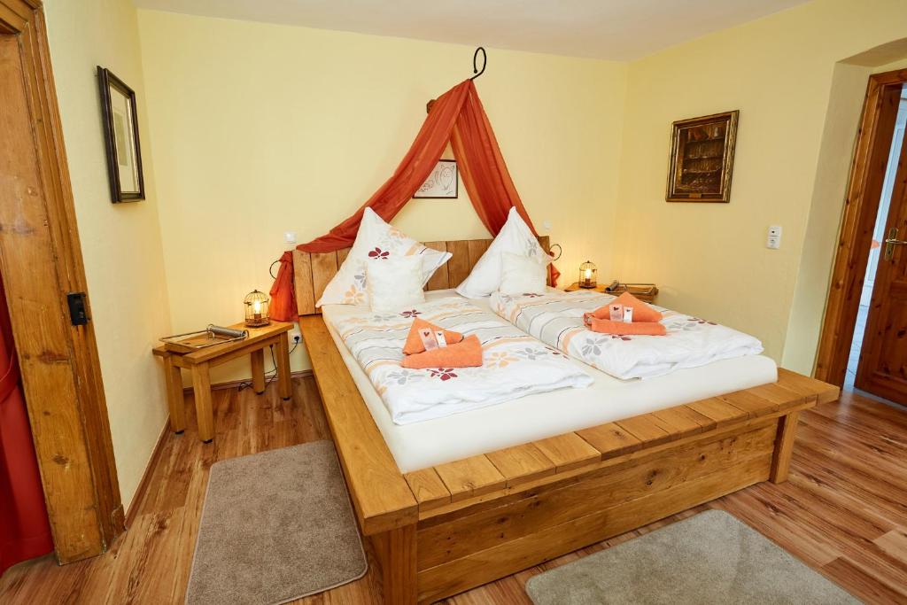 Postel nebo postele na pokoji v ubytování Hotel Am Eifelsteig