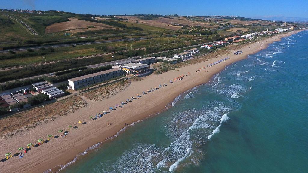 una vista aérea de una playa con un grupo de personas en Villaggio Azzurra en Termoli