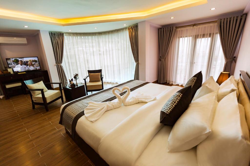 een slaapkamer met een groot bed met een lint erop bij Le Bordeaux Sapa Hotel in Sa Pa