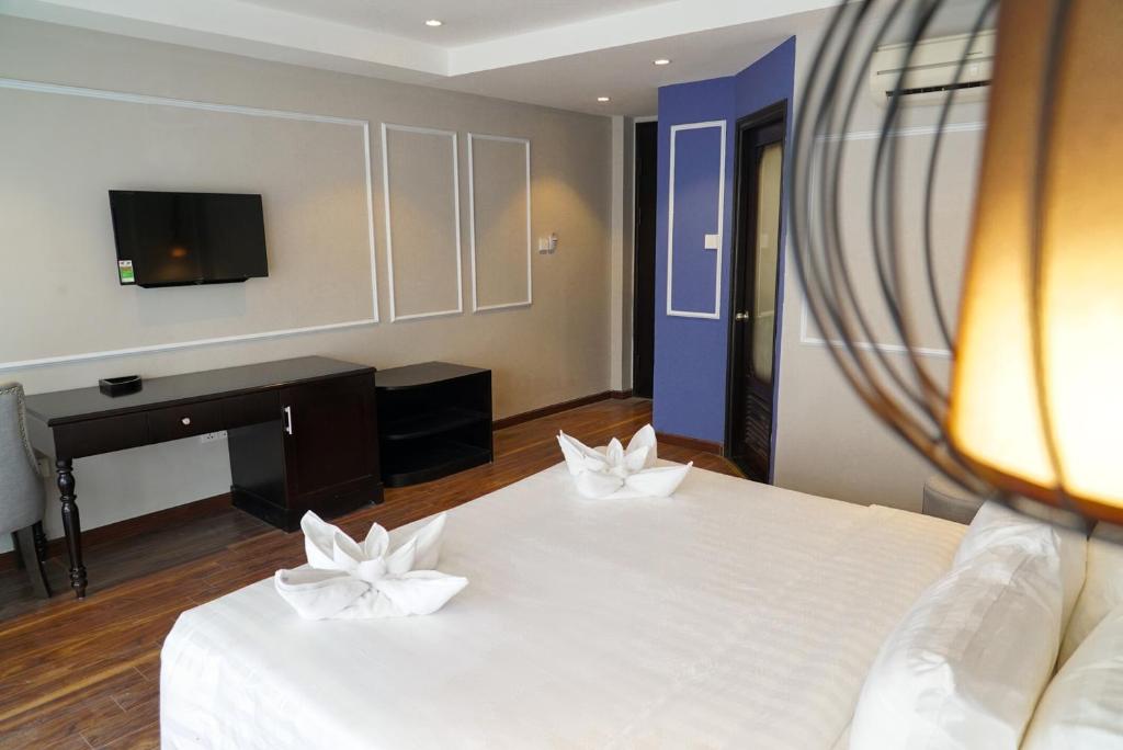 Postel nebo postele na pokoji v ubytování Hanoi La Castela Hotel
