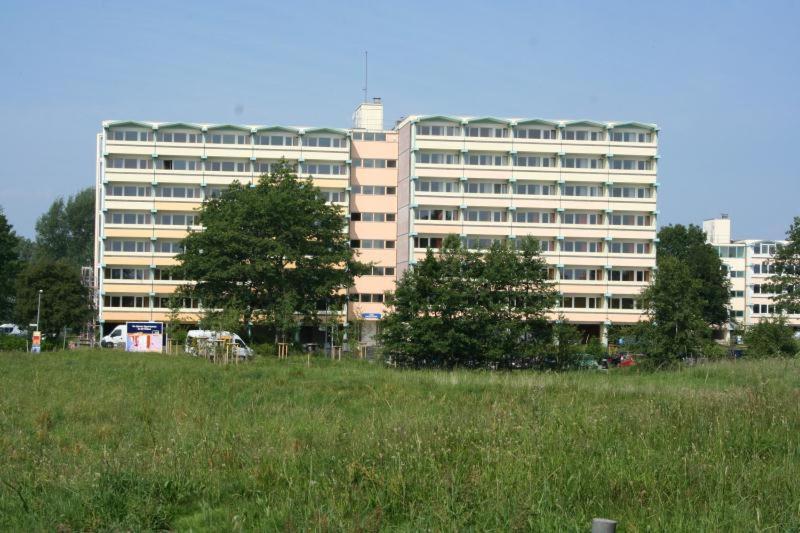 un grande edificio di fronte a un prato di Ferienappartement E417 für 2-4 Personen an der Ostsee a Schönberg in Holstein