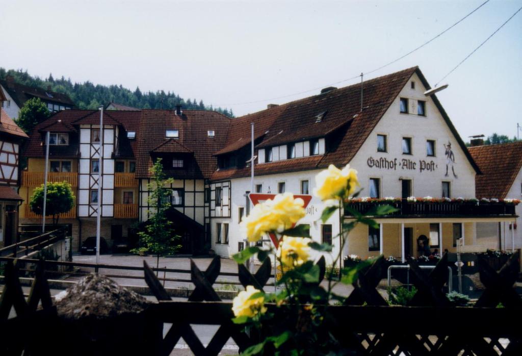 ein Gebäude mit gelben Blumen davor in der Unterkunft Gasthof Alte Post in Obertrubach