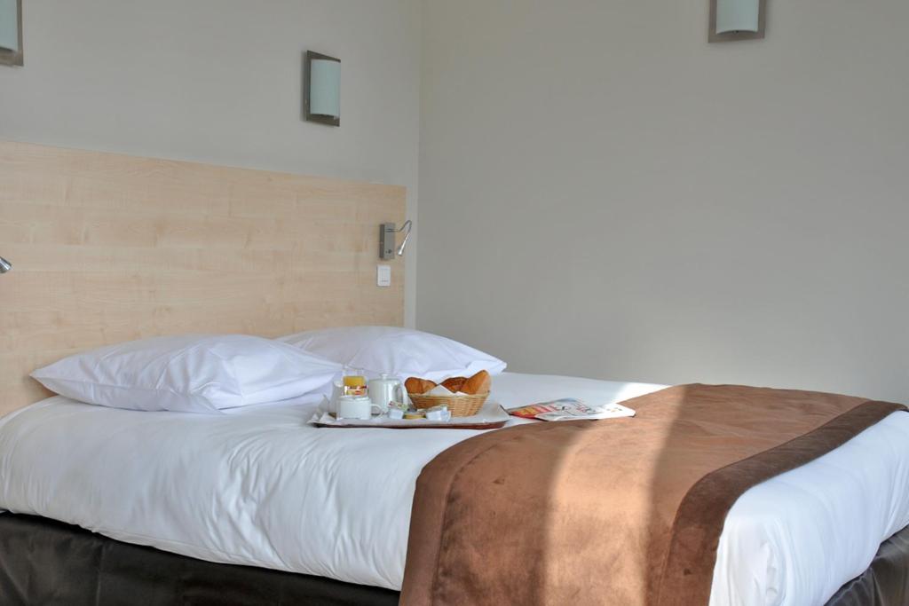 Postel nebo postele na pokoji v ubytování Hotel Foch Nancy Gare