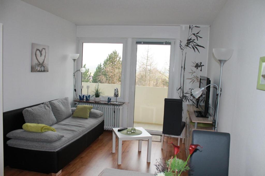 sala de estar con sofá y ventana en Ferienwohnung L354 für 2-5 Personen an der Ostsee, en Schönberg in Holstein