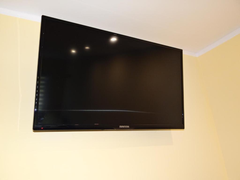 TV a/nebo společenská místnost v ubytování Leśna 5E
