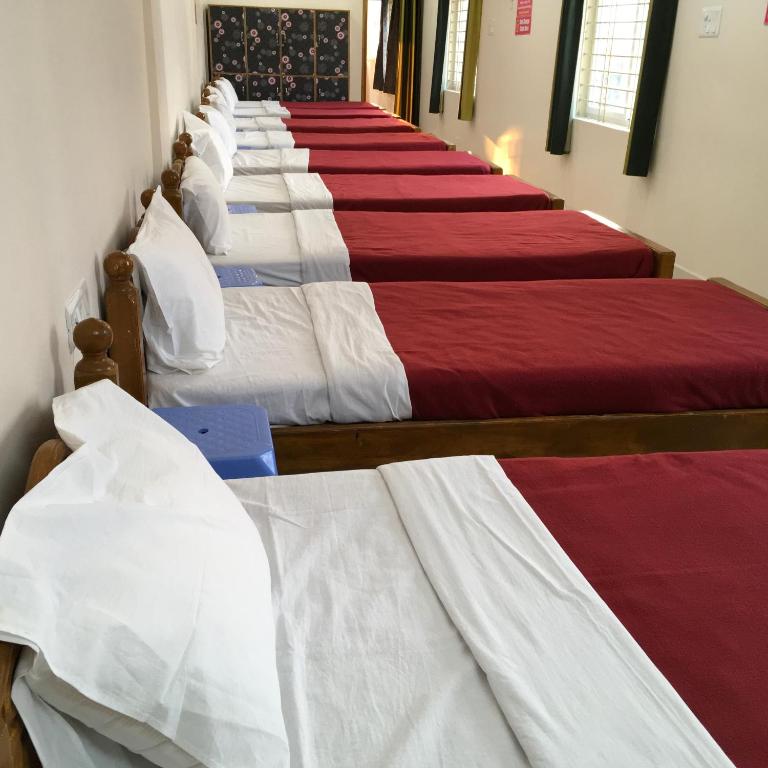 Postel nebo postele na pokoji v ubytování Jayaram Residency Srikalahasti