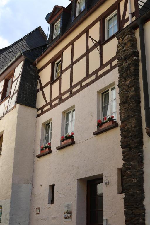 um edifício com janelas e caixas de flores em Ferienhaus "Einfach wohnen" em Beilstein