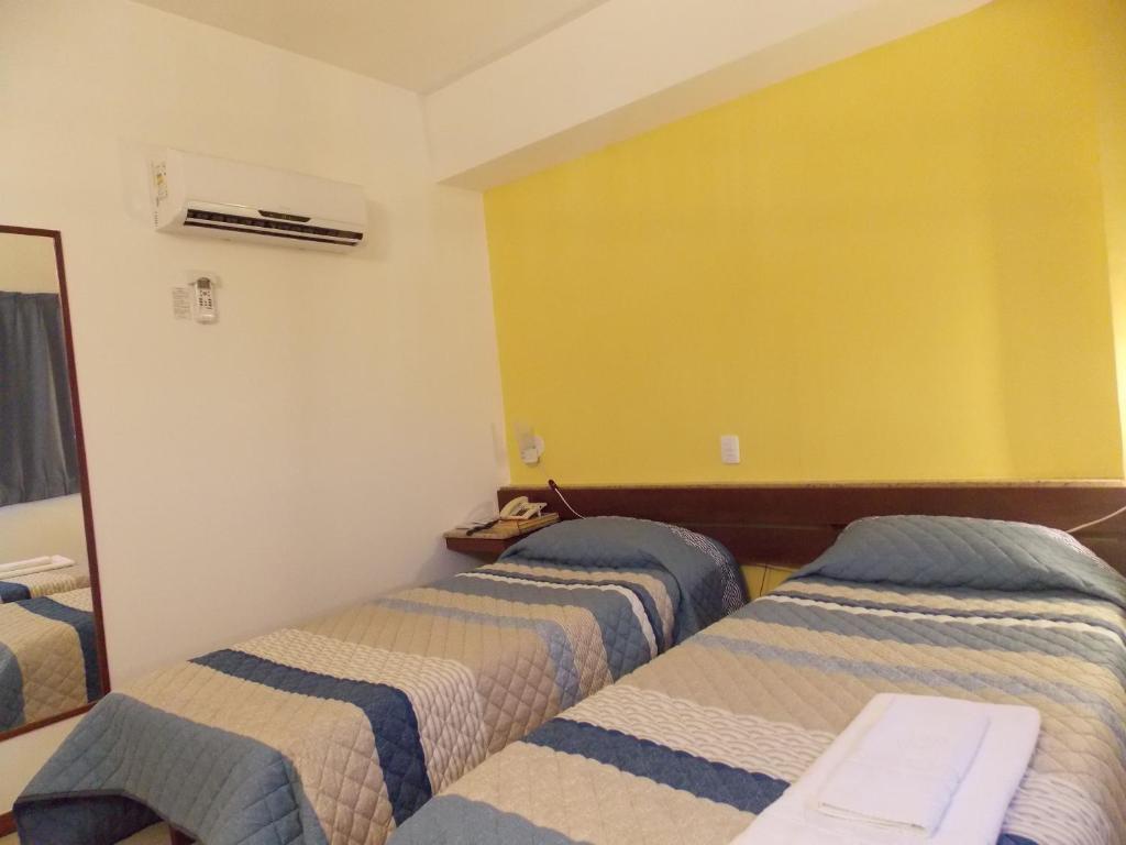 Cama ou camas em um quarto em Pisa Plaza Hotel