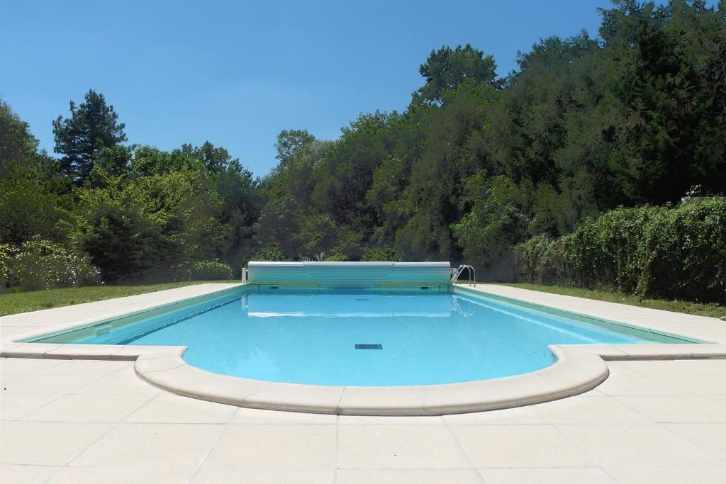 una piscina en medio de un patio en Logis Hôtel du Cygne en Bracieux