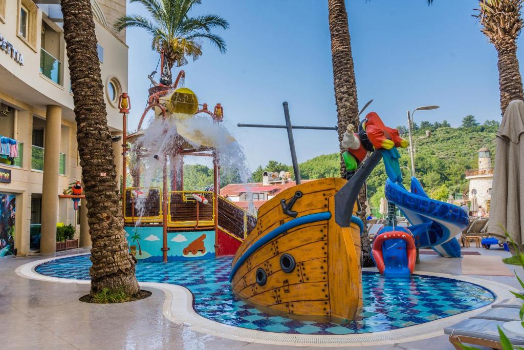 Bazén v ubytování Grand Cettia Hotel nebo v jeho okolí