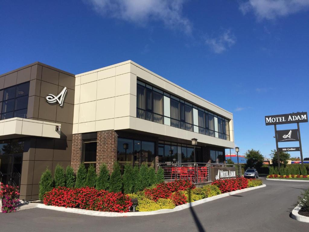 un edificio de oficinas de Norteamérica con un cartel en él en Motel Adam, en Gatineau