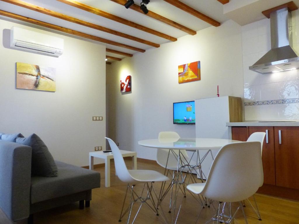 a kitchen and living room with a table and chairs at Apartamento B con Garaje Privado in Toledo