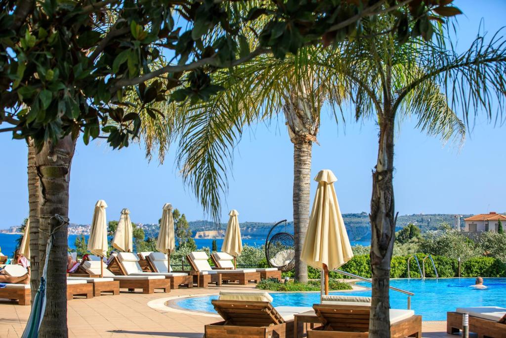 Bazén v ubytování Colonides Beach Hotel nebo v jeho okolí